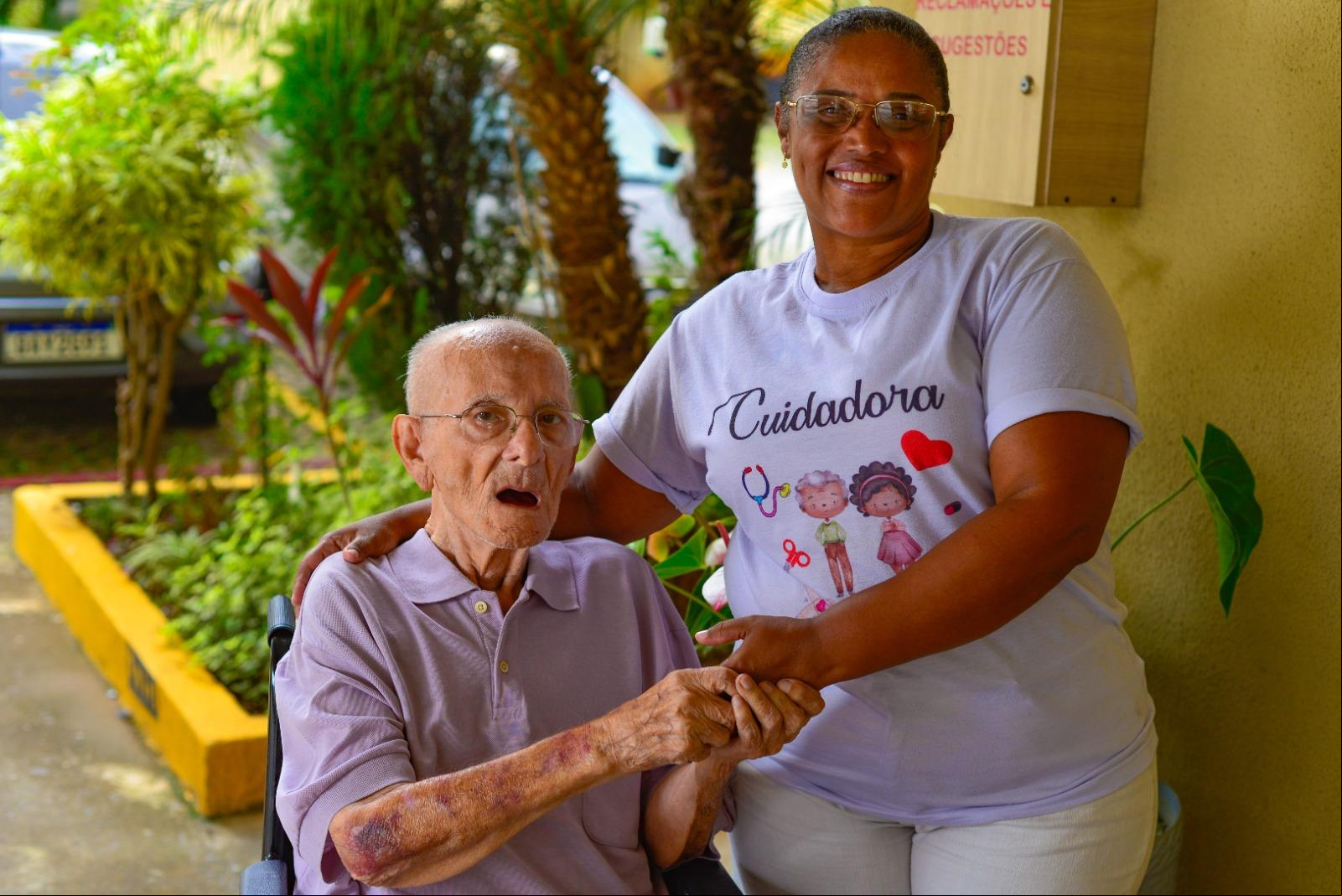Há 5 anos, Elizabete Batista se dedica à profissão de cuidadora de idosos; na foto, ela acompanha o cliente Getúlio Luzardo Roquette, de 93 anos